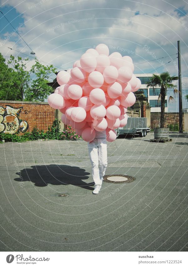 ballons mit beinen .. Luftballon Beine laufen Straße skurril Tarnung verstecken unerkannt