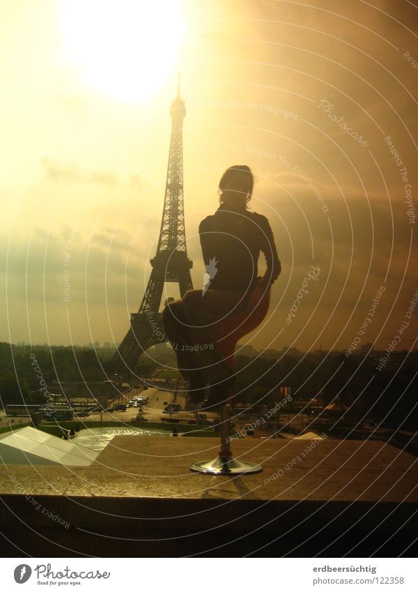 la meilleure vue Ferien & Urlaub & Reisen Freiheit Sonne Stuhl Frau Erwachsene Himmel Wolken Wahrzeichen Denkmal Tour d'Eiffel sitzen Paris Licht & Schatten