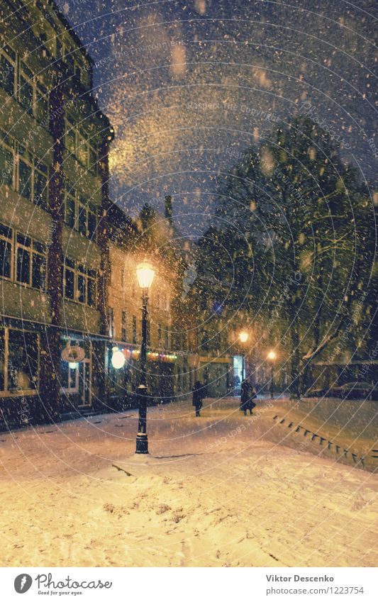 Starker Schneefall zu Weihnachten und die Menschen auf den Straßen Ferien & Urlaub & Reisen Winter Haus Dekoration & Verzierung Landschaft Baum Ostsee