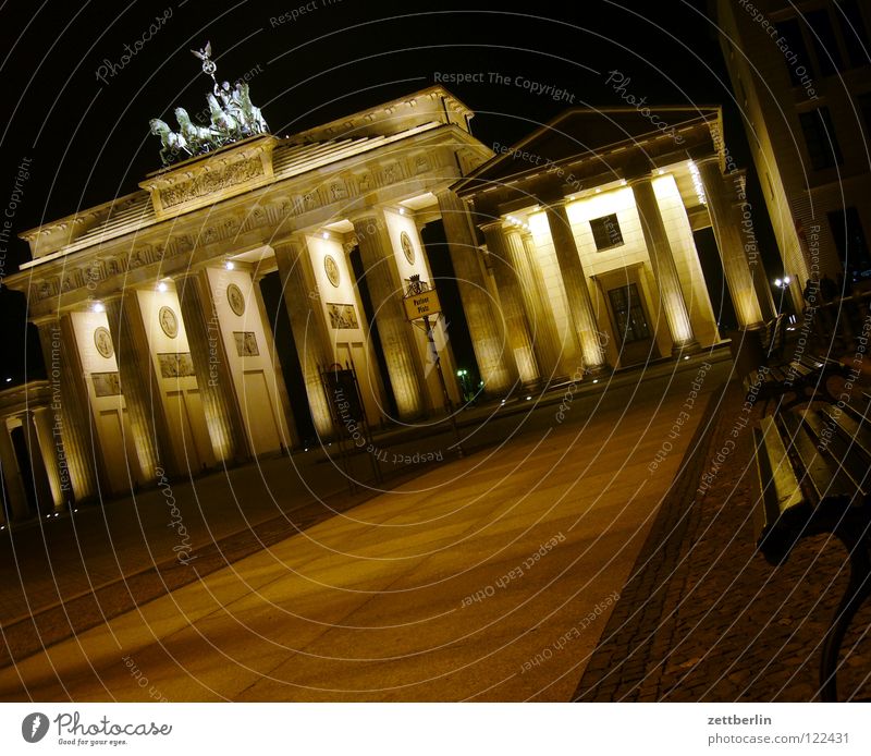 Brandenburger Tor Ausflug Tourismus Marketing Klassizismus Wahrzeichen Pariser Platz Symbole & Metaphern Mauer Nacht Nachtaufnahme Beleuchtung Illumination