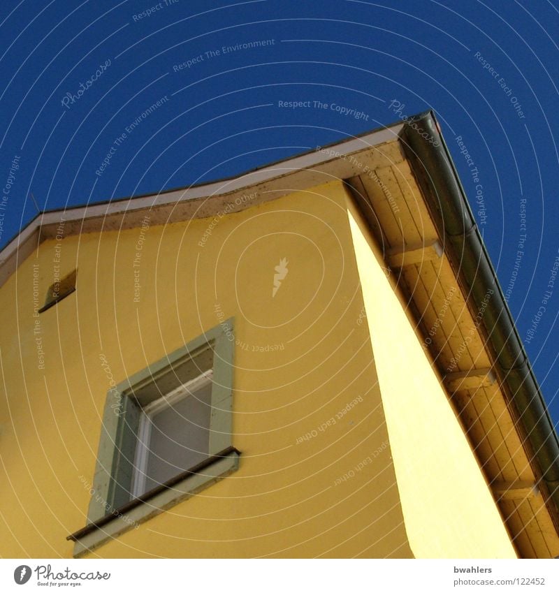 gelb und blau Haus Fenster Wand Dach Himmel Detailaufnahme Schatten