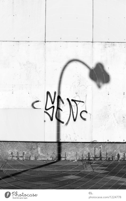lampe Schönes Wetter Stadt Menschenleer Mauer Wand Verkehrswege Straße Wege & Pfade Laternenpfahl Straßenbeleuchtung Schattenspiel Bogen Graffiti dreckig trist