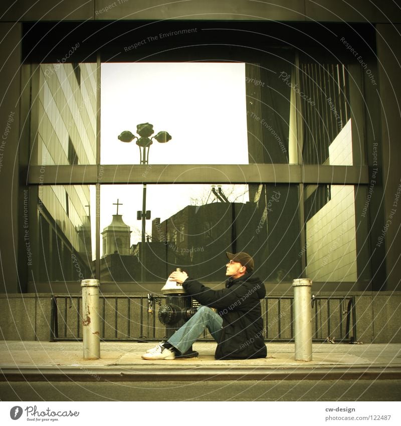 A L L E S W A S E I N G U T E S P H O T O .... II New York City Junger Mann sitzen Bürgersteig Hydrant Poller Moderne Architektur modern Fensterscheibe