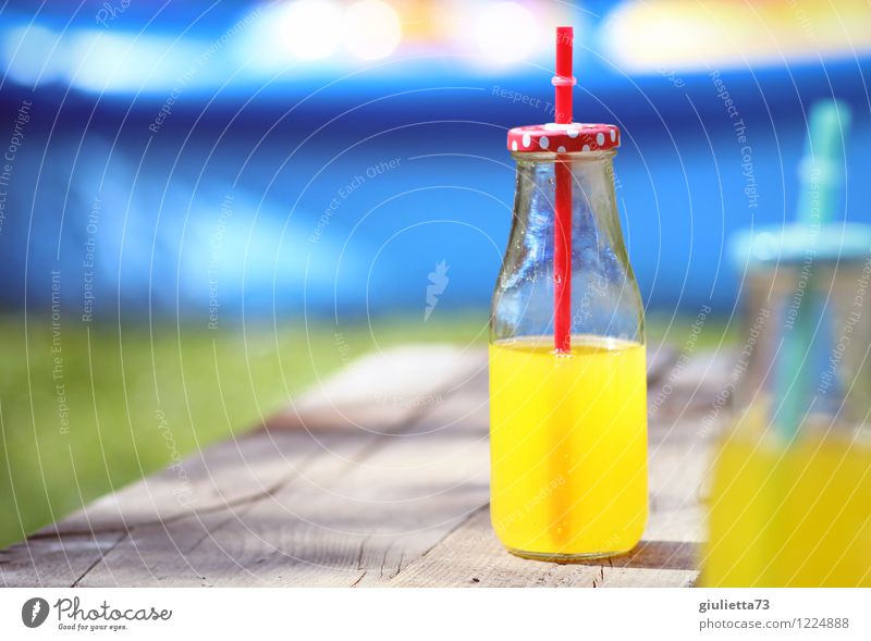 Sommer mit Orangen-Limonade Getränk trinken Erfrischungsgetränk Flasche Trinkhalm Glasflasche Lifestyle Freude Erholung Freizeit & Hobby Sommerurlaub Garten