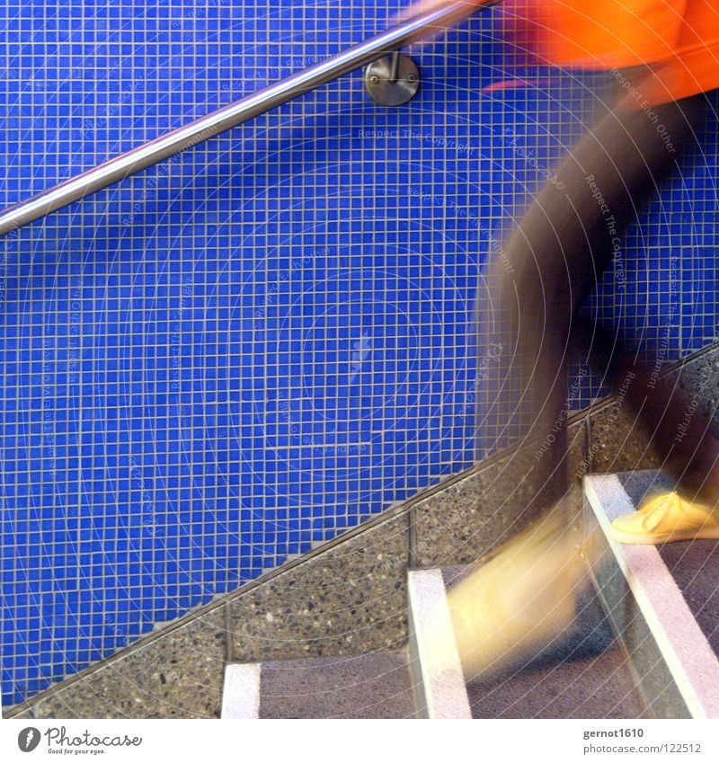 Jump and Run II springen Geschwindigkeit weiß U-Bahn Unschärfe Jagd außer Atem Bahnhof gefährlich Extremsport rennen laufen Hochgehen Treppe orange blau