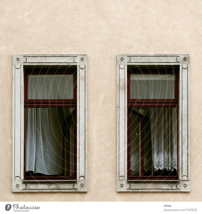 Gleich knallt 'ne Tür! Fenster Haus Palast Gehege Wand Quadrat Vorhang Mauer Nostalgie Nachkriegszeit Erneuerung Glasscheibe Blick Rüschen Fensterrahmen