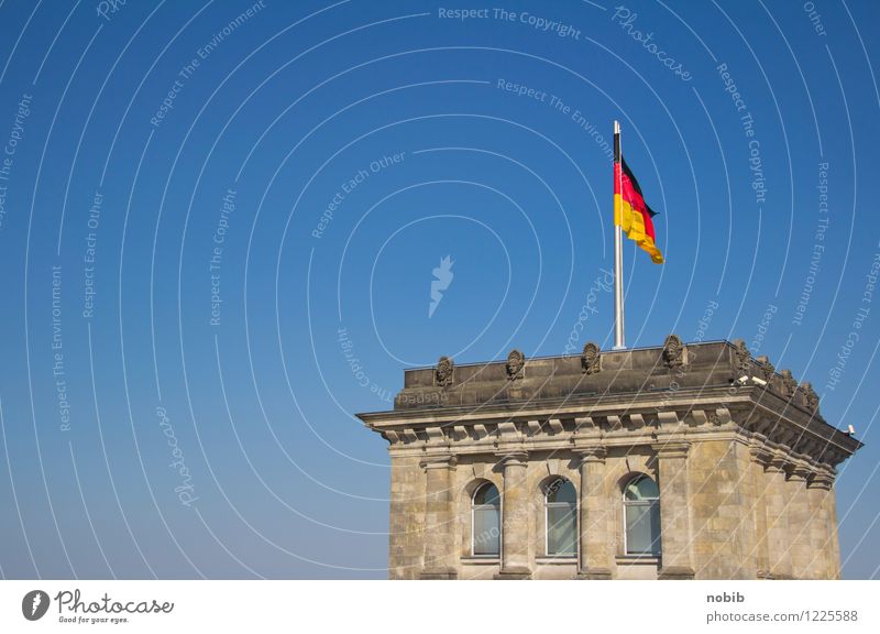 Regierungsturm Tourismus Sightseeing Wirtschaft Berlin Hauptstadt Menschenleer Turm Deutscher Bundestag Stein Backstein Fahne gigantisch historisch blau gelb