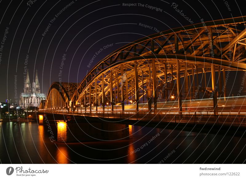Köln bei Nacht Langzeitbelichtung Licht Eisenbahn Gotteshäuser Brücke Night Nachtaufnahme Dom Cathedral Bridge Architecture Light Train Architektur
