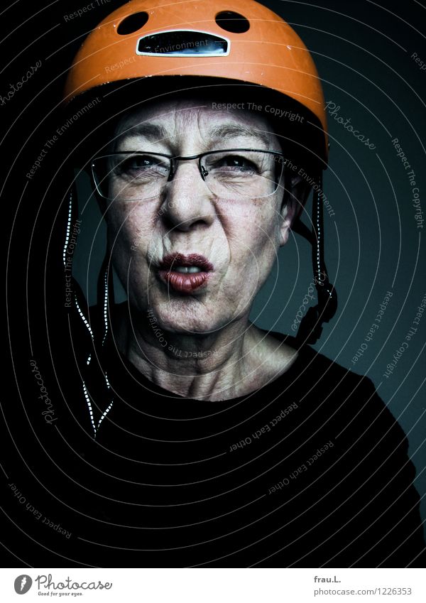 exaltiert Lippenstift Wimperntusche Fitness Freizeit & Hobby Fahrrad Mensch feminin Weiblicher Senior Frau Leben Gesicht 1 60 und älter Brille Helm beobachten
