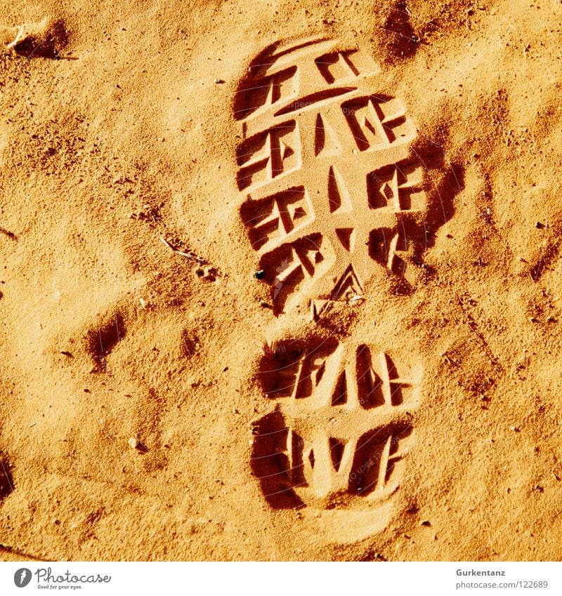 Meine Spuren im Sand Australien Outback rot Ocker Silhouette Fußspur Schuhsohle Wanderschuhe Alice Springs Erde Wüste orange Profil footprint