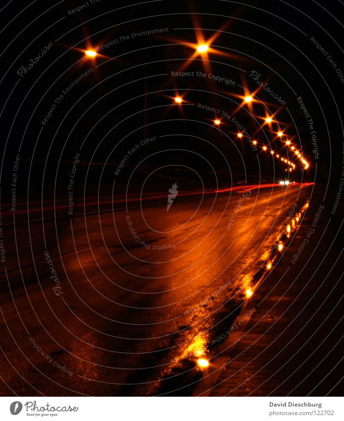Lichter der Straße gelb Pfütze Reflexion & Spiegelung Rücklicht Laterne Langzeitbelichtung mehrspurig Bordsteinkante Geschwindigkeitsüberwachung schwarz rot