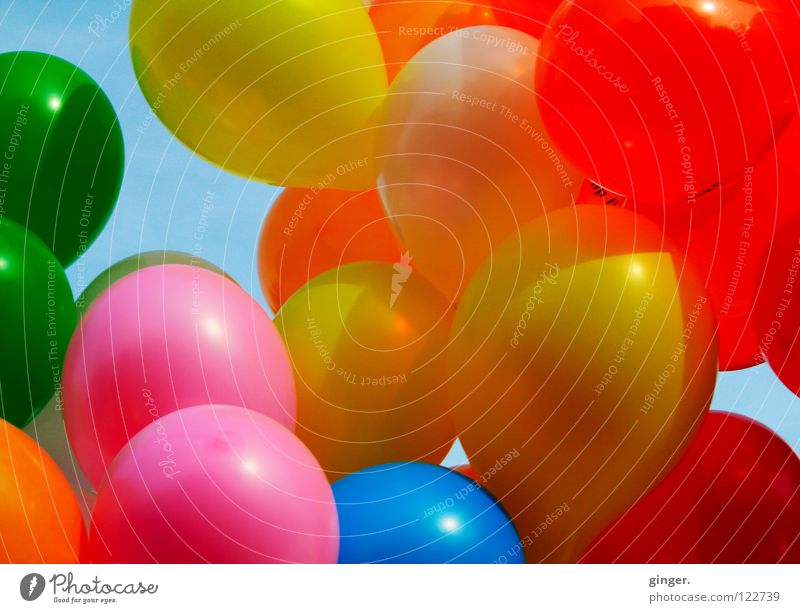 Bunte Luftikusse im Karneval Freude Dekoration & Verzierung Feste & Feiern Himmel Wind Luftballon blau gelb grün orange rosa rot durcheinander Schweben flattern