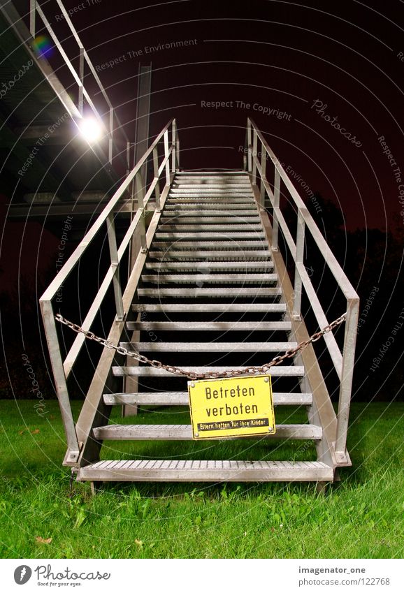 betreten verboten Nacht Gras Langzeitbelichtung Barriere Warnhinweis Warnschild Treppe aufwärts Schilder & Markierungen