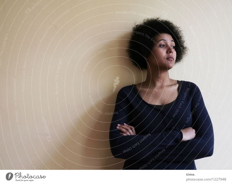 Ansiré Raum feminin Frau Erwachsene 1 Mensch T-Shirt schwarzhaarig Afro-Look beobachten Denken Blick träumen warten schön Akzeptanz Gelassenheit geduldig ruhig