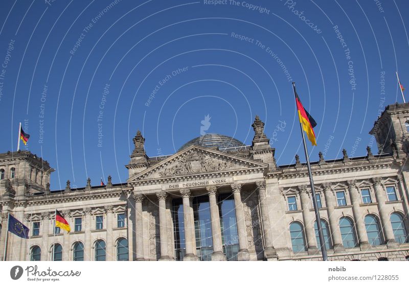 Reichstag schief Tourismus Sightseeing Politiker Wirtschaft Karriere Fortschritt Zukunft Berlin Hauptstadt Stadtzentrum Eingang Sehenswürdigkeit
