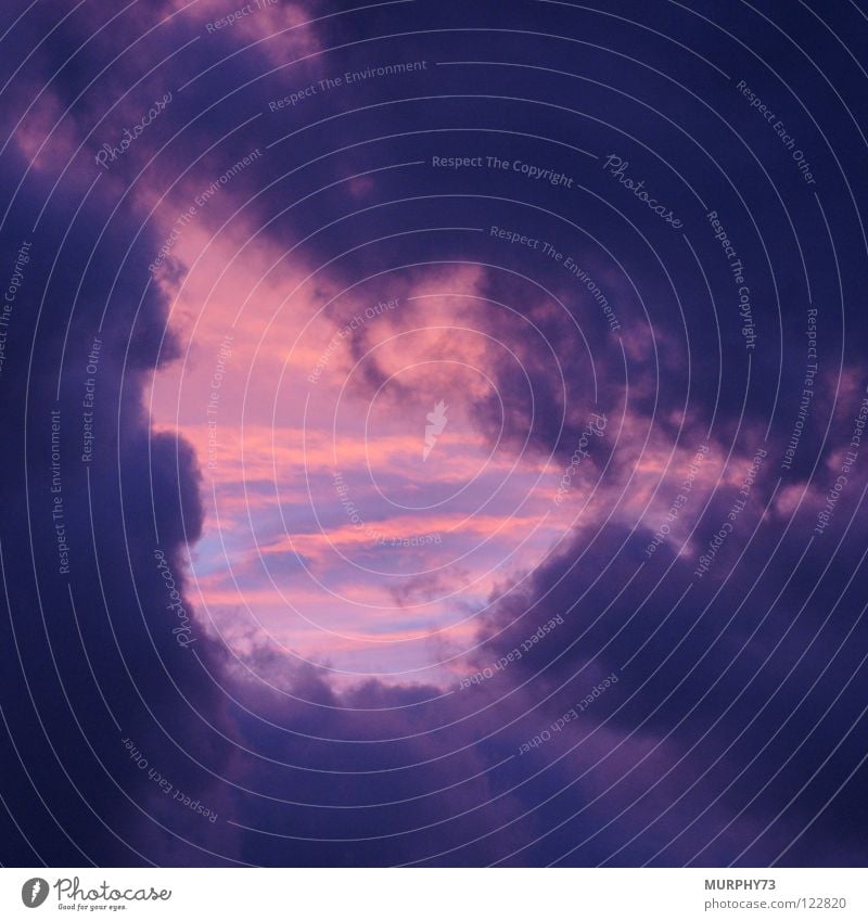 Eingang zum Himmel? Wolken Wolkenformation Abenddämmerung Regenwolken Öffnung Himmelstor Ferne nah rot grau obskur Frieden Loch Tor Himmelseingang Nah und Fern