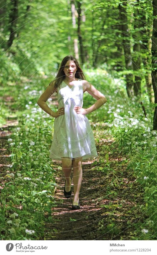 Leuchten Wohlgefühl feminin Mädchen 1 Mensch 8-13 Jahre Kind Kindheit Natur Sommer Schönes Wetter Park Wald Kleid langhaarig gehen Spielen träumen