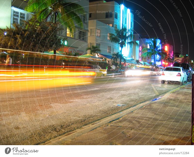 Ocean Drive at night Miami Neonlicht Nacht Belichtung Florida Nordamerika USA Straße PKW south beach