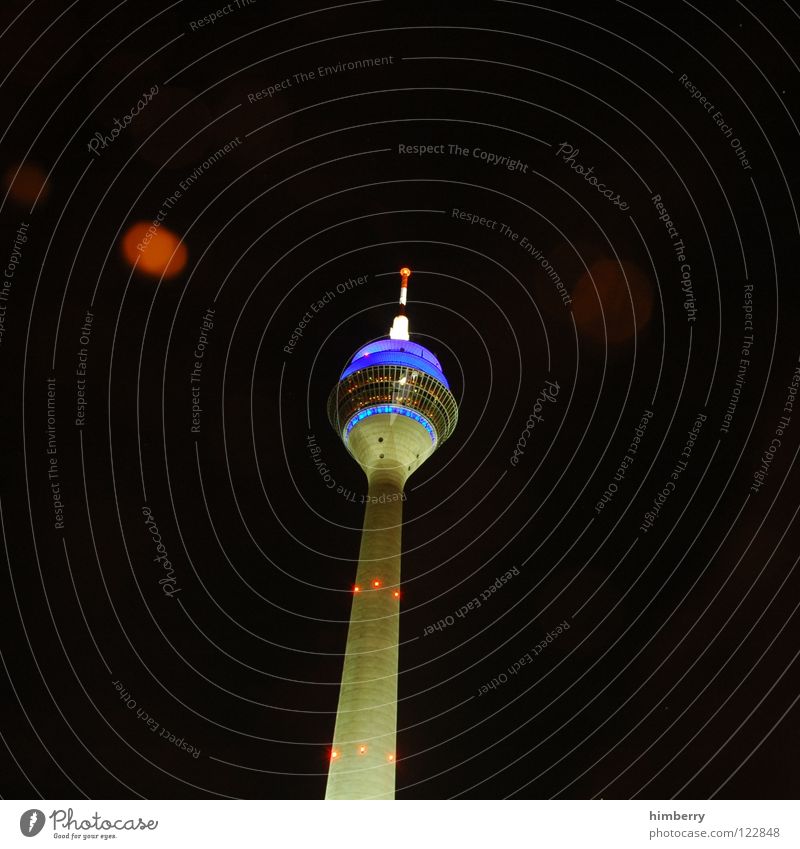 radiotowercase Rheinturm Lifestyle Nachtleben senden Funkturm modern Wahrzeichen Denkmal Langzeitbelichtung Düsseldorf Berliner Fernsehturm Abend Straße blau