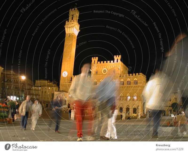 Siena, Piazza del Campo bei Nacht Italien Toskana Nachtaufnahme Platz Unschärfe Rathaus Club Mensch