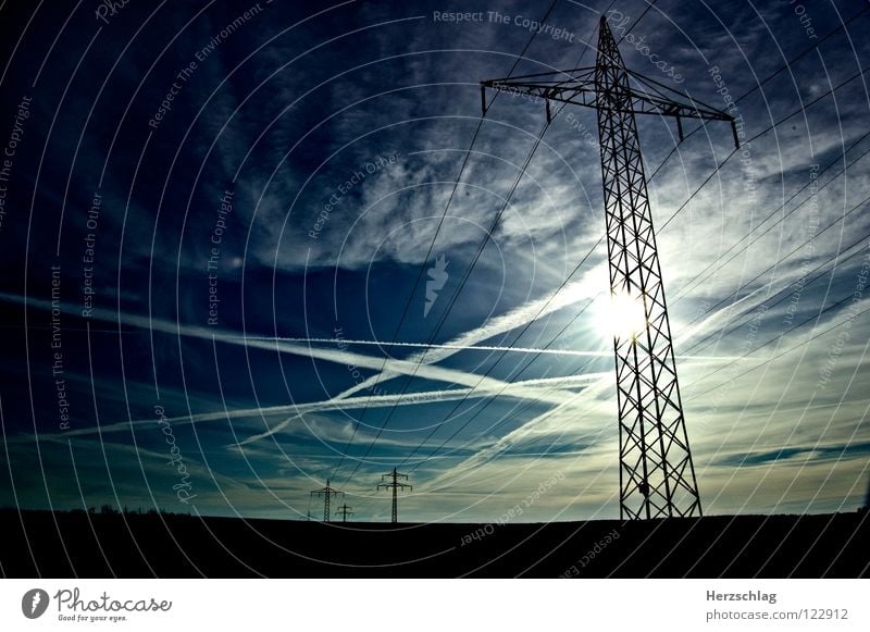 Unter Spannung Elektrizität Wolken weiß Strommast widersetzen Gewitter Leitung blau Himmel Kontrast Farbe Amphere