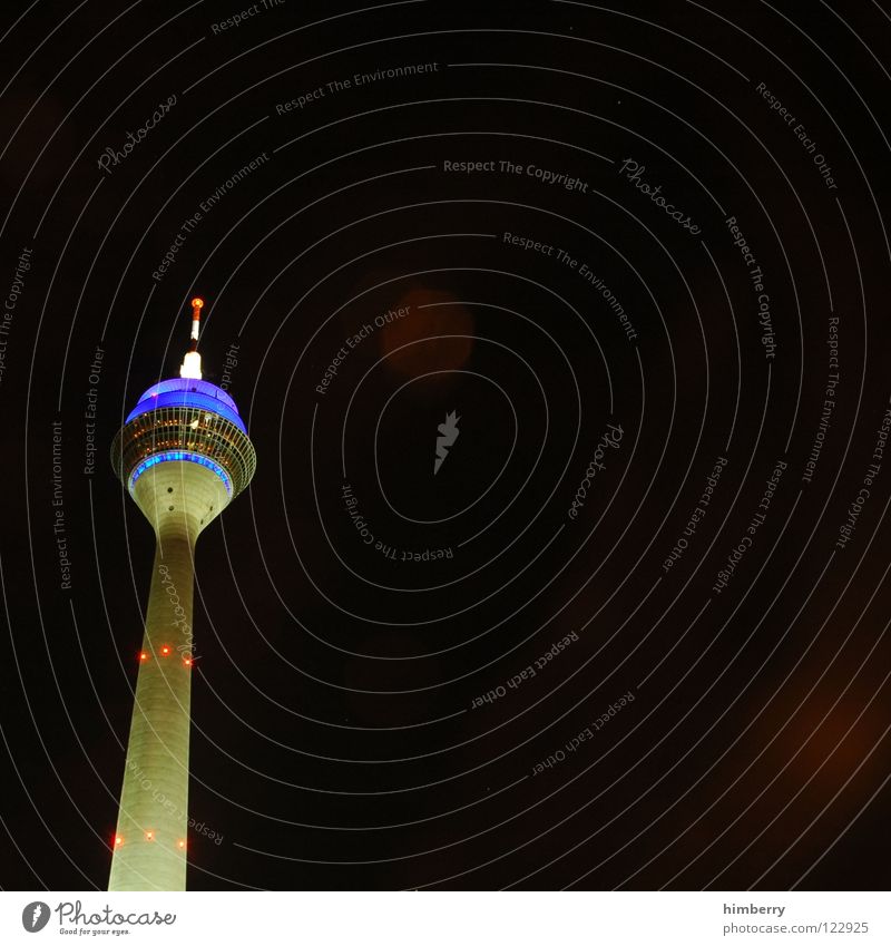 radiotowercase II Rheinturm Lifestyle Nachtleben senden Funkturm Wahrzeichen Denkmal modern Düsseldorf Berliner Fernsehturm Abend Straße blau Skyline