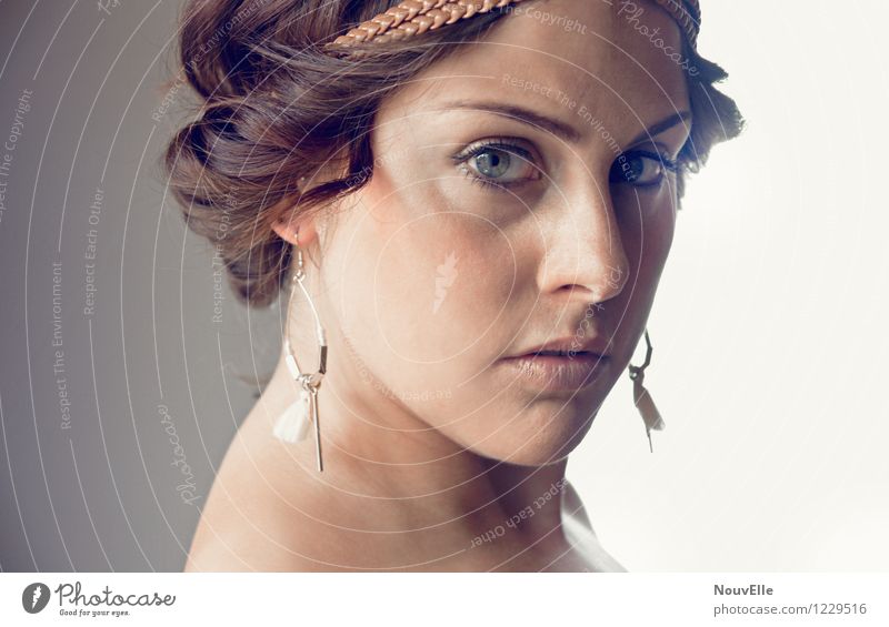 Unterwegs Frau Porträt grüne augen Ohrringe Beautyfotografie Gesichtsausdruck Erwachsene Kaukasier Blick