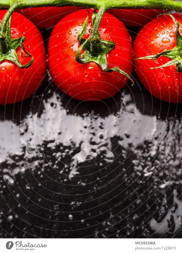 Frische Tomaten auf nassem Tisch Lebensmittel Gemüse Ernährung Mittagessen Bioprodukte Vegetarische Ernährung Diät Saft Stil Design Gesunde Ernährung Natur