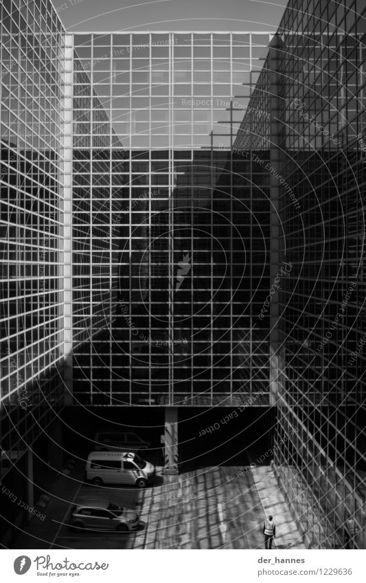 rational 1 Mensch Architektur Hochhaus Bankgebäude Bauwerk Gebäude Fassade Beton Glas Metall Kreuz ästhetisch eckig gigantisch hässlich kalt Schwarzweißfoto