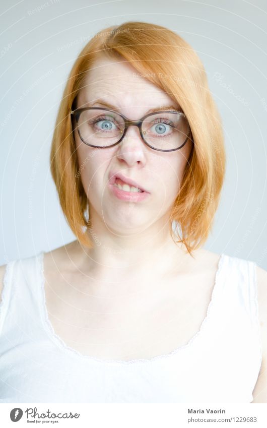 Montagsgesicht Mensch feminin Junge Frau Jugendliche 1 18-30 Jahre Erwachsene T-Shirt Brille rothaarig langhaarig authentisch außergewöhnlich einzigartig lustig