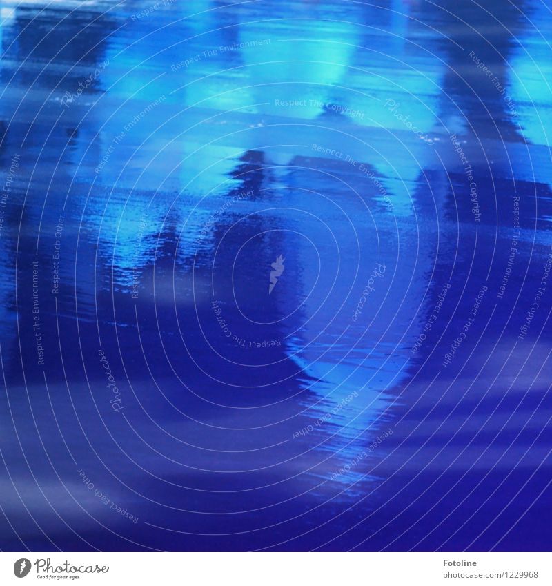 Abkühlung gefällig? Winter Eis Frost blau Eisfläche Gebäude Streifen Farbfoto mehrfarbig Außenaufnahme Menschenleer Textfreiraum unten Licht