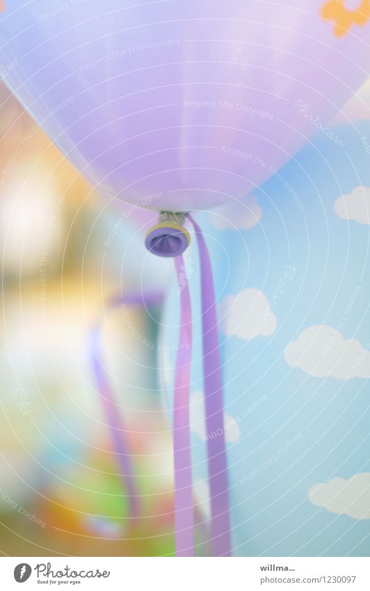lila luftballon Luftballon violett Leichtigkeit Feste & Feiern Kindergeburtstag Party hell-blau Pastellton Wolkenhimmel Fröhlichkeit zart leicht aufgeblasen