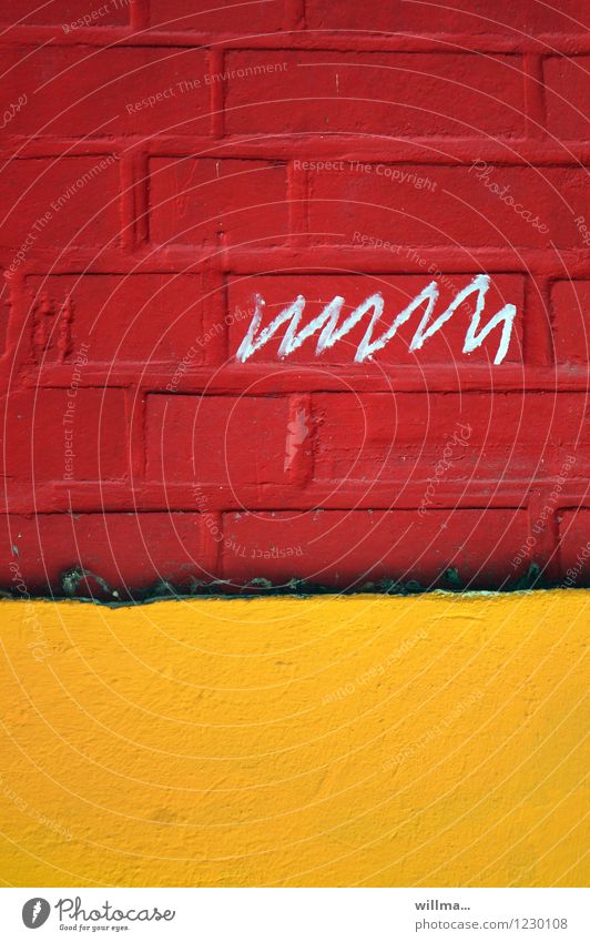 Kritzelei an roter Hausfassade Mauer Wand schreiben gelb Backsteinwand EKG Grafische Darstellung Graffiti Lebenslinie Analphabetismus Schriftzeichen schriftlich
