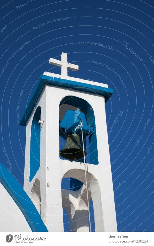 St. Varoufakis Sonne Schönes Wetter Wärme Griechenland Fischerdorf Kirche Turm Kirchturm authentisch eckig einfach blau weiß ruhig Hoffnung Glaube Kultur