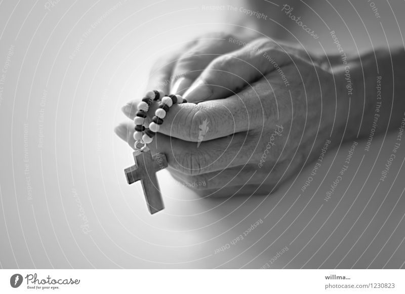 glaube hand beten rosenkranz Hand Finger Hoffnung Glaube demütig Religion & Glaube Gebet Rosenkranz Gebetskette Denken Gott ruhig Ritual heilig Vaterunser