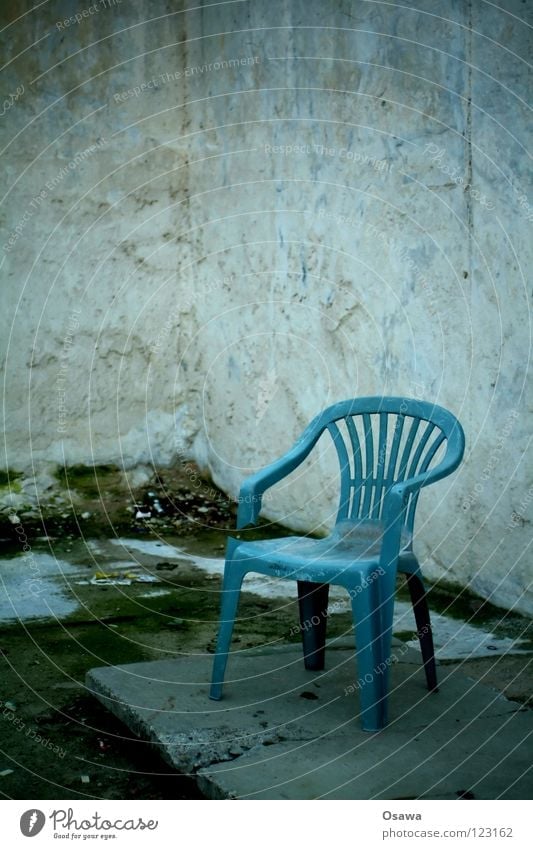 Der Sommer kann kommen Gartenstuhl Terrasse Möbel Kunststoff Beton Zement Putz Wand grau kaputt Stuhllehne gebrochen dreckig Trauer Verzweiflung Monoblock