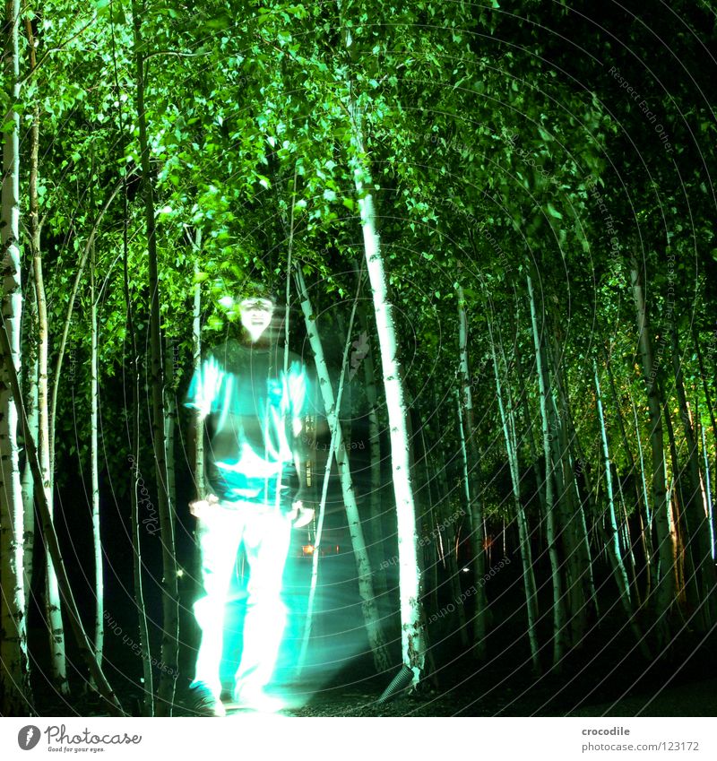 urban ghost Baum geheimnisvoll Hose Mann durchsichtig mystisch Lampe Beleuchtung T-Shirt Langzeitbelichtung Geister u. Gespenster Mensch jungendlich Unschärfe