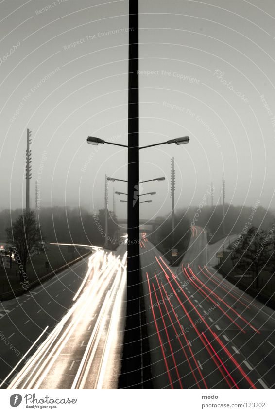 Lichtgeschwindigkeit Geschwindigkeit Lampe Langzeitbelichtung dunkel Nacht grau rot gelb Symmetrie Abzweigung Autobahnauffahrt Ferne PKW Strommast Abend Straße