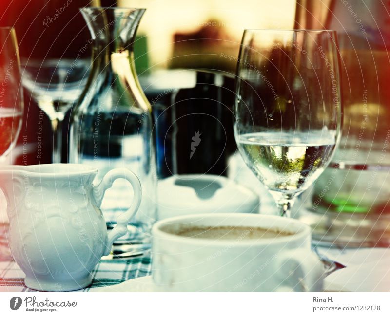 SommerLunch Ernährung Getränk Geschirr Glas authentisch Erholung genießen Tasse Milchkanne Karaffen Farbfoto Außenaufnahme Menschenleer Schwache Tiefenschärfe