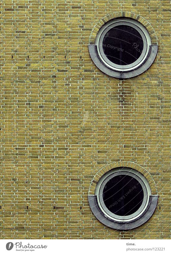 Das Runde im Eckigen (I) Mauer Wand Backstein Fenster Bullauge Hafencity Wohnung Treppenhaus Mörtel Bauwerk seltsam außergewöhnlich Stein Loch strange