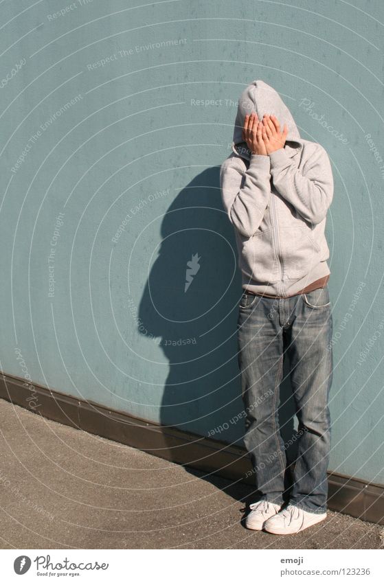 Kapuzenmann türkis Wand Mann stehen bodenständig standhaft gesichtslos Hand Schutz Jugendliche schützend fremd anonym Identität Beruf Arbeitslosigkeit