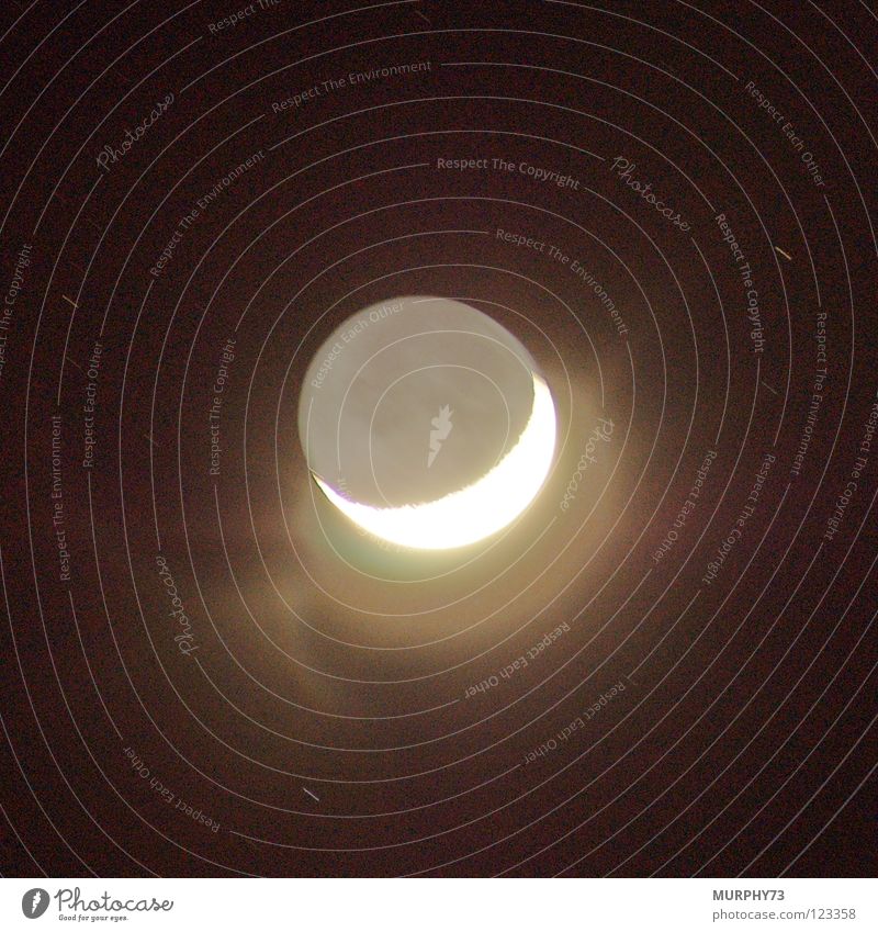 Der Mond mit seiner Sichel Sichelmond Korona Himmelskörper & Weltall Nacht Nachtaufnahme Langzeitbelichtung Strahlung Licht Mondschein Sonnenlicht glänzend