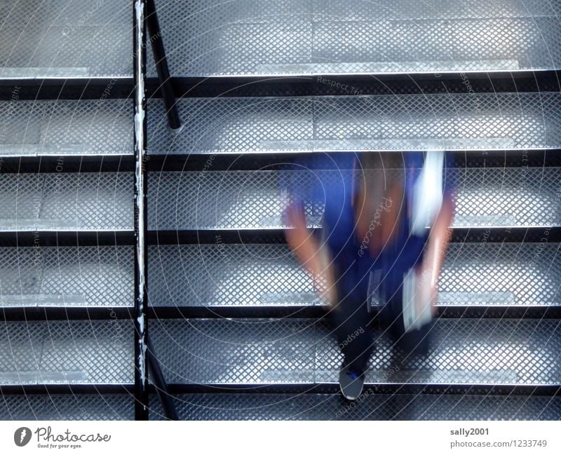 Geschwindigkeitskontrolle... maskulin Junger Mann Jugendliche 1 Mensch Treppenhaus Treppengeländer Bewegung gehen laufen rennen Stress Entschlossenheit abwärts