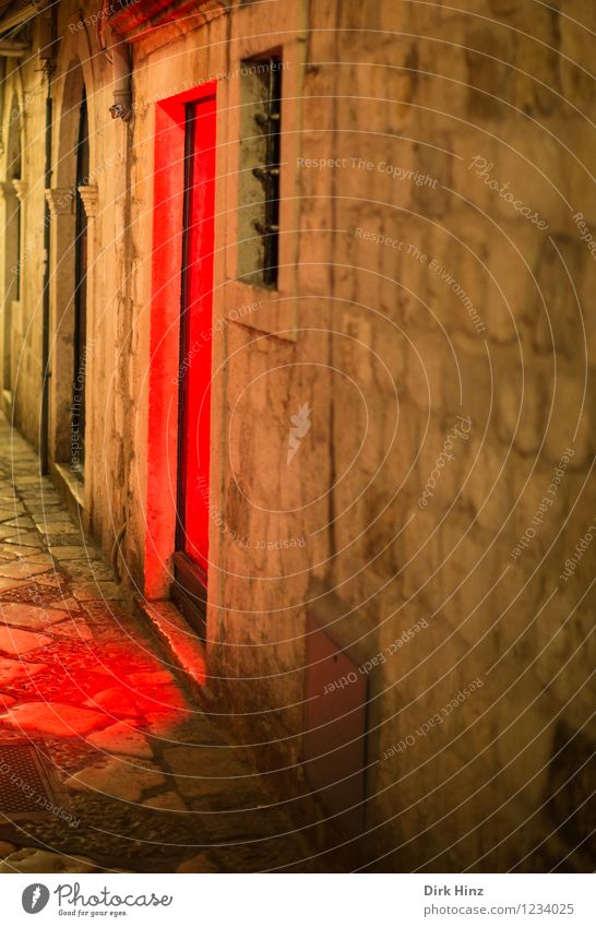 Rotlicht in Dubrovnik II Stadtzentrum Altstadt Bauwerk Gebäude Architektur Mauer Wand Fassade Denkmal braun rot Rotlichtviertel Rotlichtlampe Gasse Tür