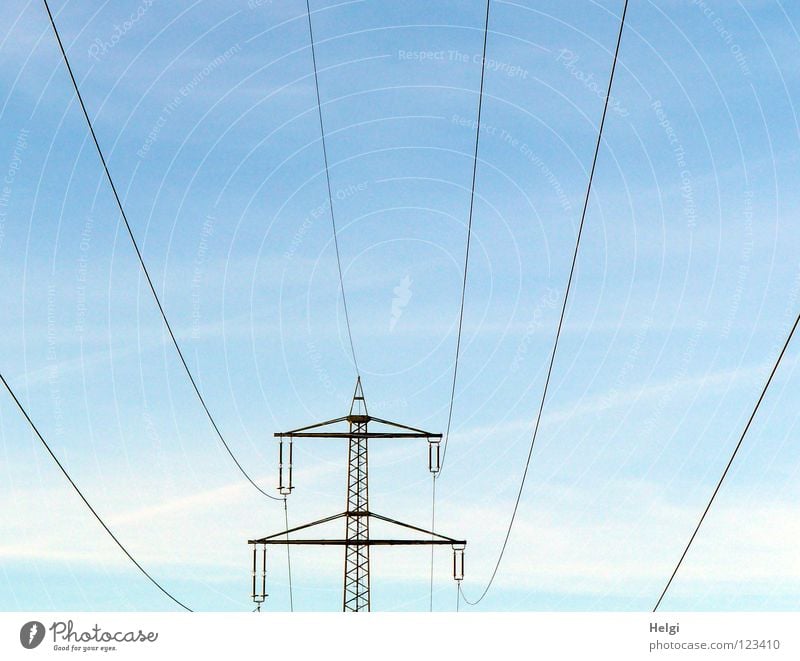 Strommast mit Stromleitungen steht vor blauem Himmel mit Wolken Elektrizität Draht groß Macht Geometrie Stahl elektrisch emporragend gefährlich Leitung