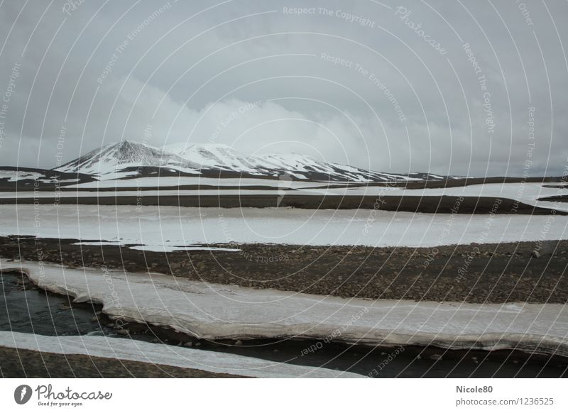 Island 15/5 - Möðrudalsöræfi Landschaft Wasser Himmel Gewitterwolken Klima schlechtes Wetter Nebel Regen Schnee Berge u. Gebirge Gipfel Schneebedeckte Gipfel