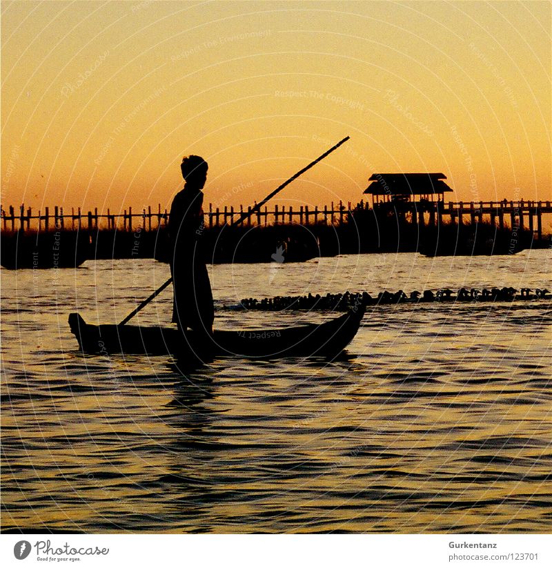 Burmesische Nussschale Myanmar Fischer Wasserfahrzeug See Sonnenuntergang Abenddämmerung Asien Stock Schifffahrt Brücke schön Kahn gold Schatten Silhouette