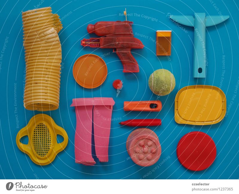 Bunter Plastikmüll gefunden am Rheinufer Umwelt Sieb Spielzeug Kunststoffverpackung mehrfarbig Umweltverschmutzung Zerstörung Wegwerfgesellschaft