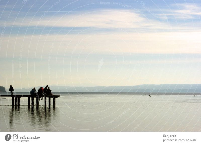 Freiheit! Februar See spontan Freundschaft Anlegestelle Steg Freizeit & Hobby Boje Sommer Winter Wolken Horizont Ammersee Bayern Freude Menschengruppe Himmel