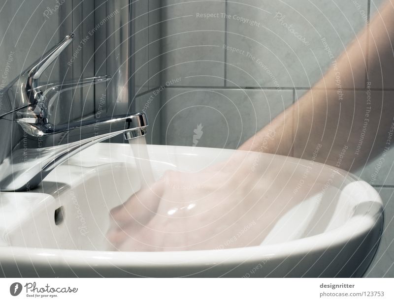 Fertig. Waschbecken Bad Wasserhahn Hand Reinigen Sauberkeit Geschirrspülen dreckig rein durchsichtig temporär Zeit Vergänglichkeit Vergangenheit vergangen